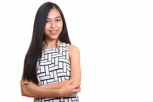 Giovane felice ragazza asiatica adolescente sorridente con le braccia incrociate — Foto Stock
