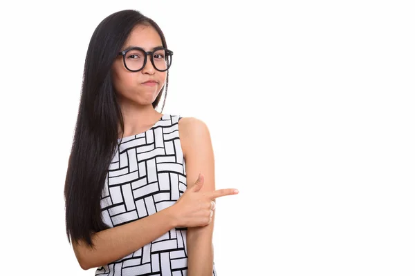 Joven asiática adolescente nerd chica apuntando dedo mientras busca upse — Foto de Stock