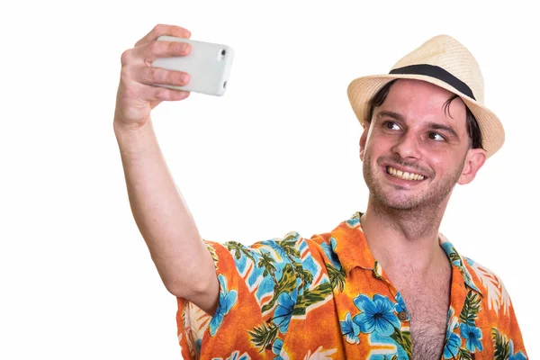Studio colpo di giovane uomo felice sorridente mentre prende selfie con — Foto Stock