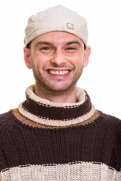 Rosto do jovem homem feliz sorrindo enquanto usava chapéu — Fotografia de Stock