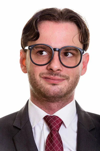 Rosto de jovem empresário vestindo óculos enquanto pensa — Fotografia de Stock