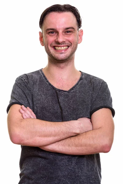 Estudio de disparo de joven feliz hombre sonriendo con los brazos cruzados — Foto de Stock