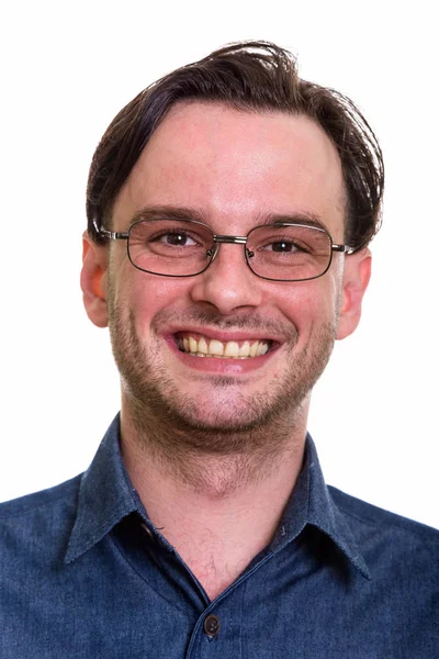 Twarz formalne młody człowiek szczęśliwy uśmiechający się podczas noszenia okularów — Zdjęcie stockowe