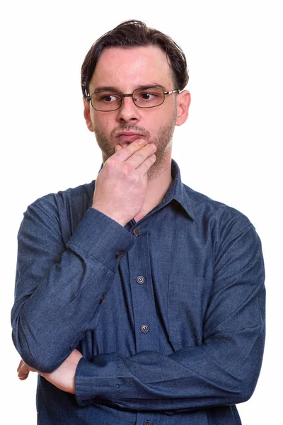 Studio colpo di formale giovane uomo pensare mentre indossa eyeglasse — Foto Stock