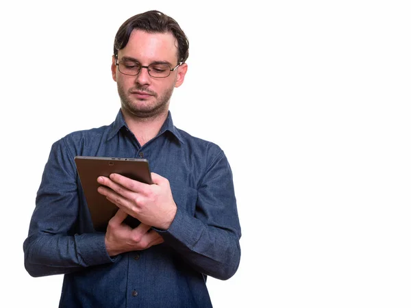 Studio shot van formele jongeman met behulp van digitale tablet — Stockfoto