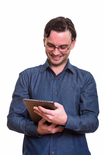 Studio colpo di formale giovane uomo felice sorridente mentre si utilizza digita — Foto Stock