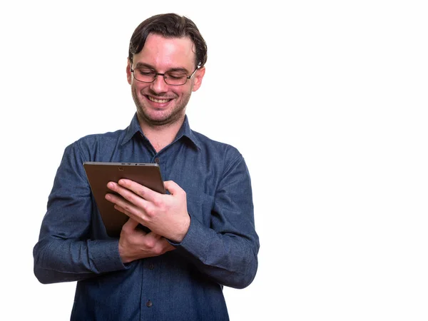 Studio colpo di formale giovane uomo felice sorridente mentre si utilizza digita — Foto Stock
