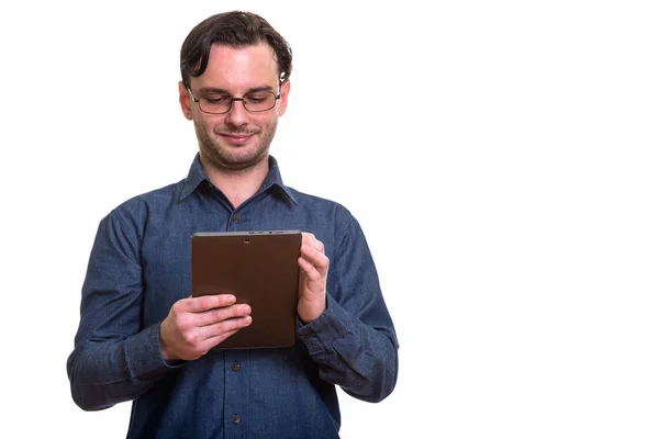 Studio shot de jeune homme formel en utilisant une tablette numérique — Photo