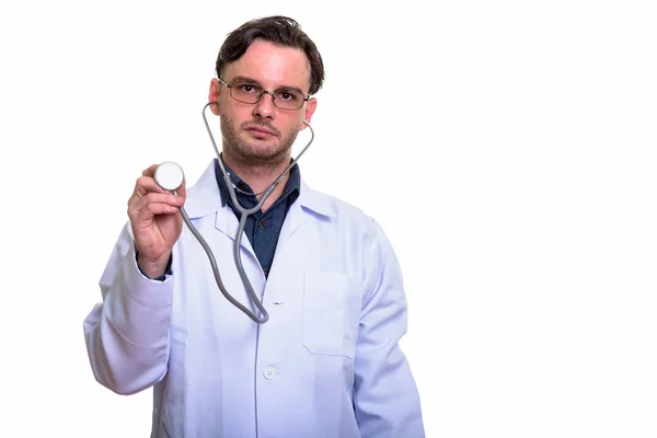 Студийный снимок молодого врача со стетоскопом — стоковое фото
