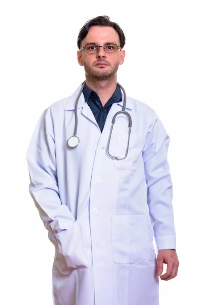 Studio colpo di giovane medico in piedi con mano sulla tasca — Foto Stock