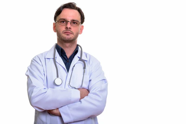 Студійний знімок молодого лікаря зі схрещеними руками — стокове фото