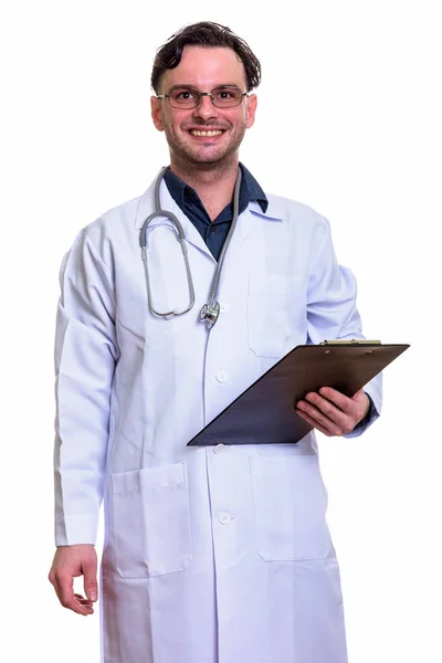 Студийный снимок молодого счастливого человека доктор улыбается, держа клип — стоковое фото