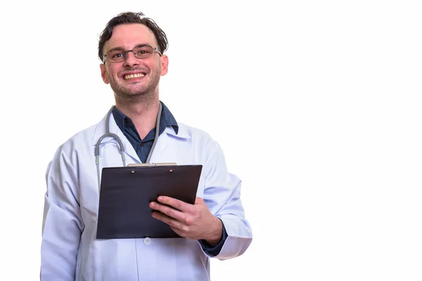 Estúdio tiro de jovem médico homem feliz sorrindo enquanto segurando clipe — Fotografia de Stock