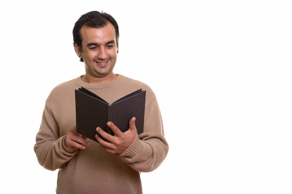 Studio shot van gelukkig Perzisch man glimlachend en lezen van boek — Stockfoto