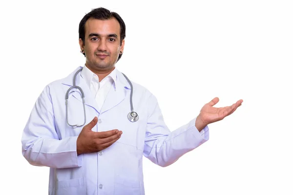 Студийный снимок персидского врача, показывающий что-то — стоковое фото