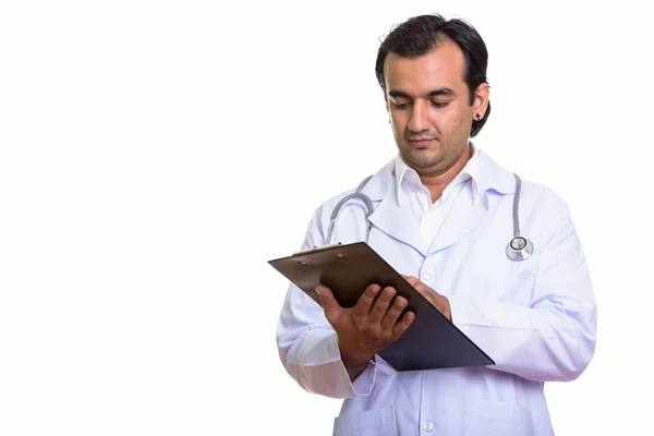 Studioaufnahme eines persischen Arztes beim Lesen auf Klemmbrett — Stockfoto