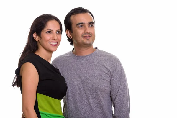 Studioaufnahme eines glücklichen persischen Paares, das lächelnd auf Dista blickt — Stockfoto