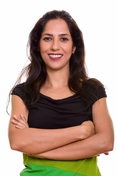 Studio shot de femme persane heureuse souriant avec les bras croisés — Photo