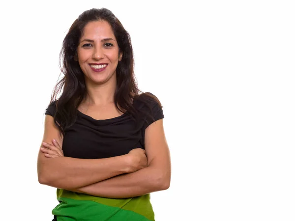 Studio shot de femme persane heureuse souriant avec les bras croisés — Photo