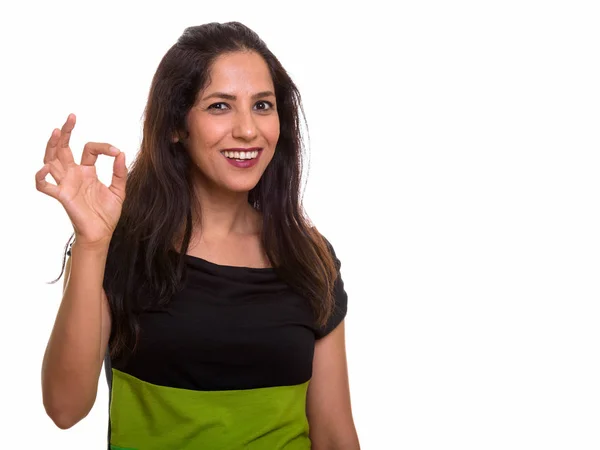 Studio shot van gelukkig Perzisch vrouw glimlachend en ok teken geven — Stockfoto