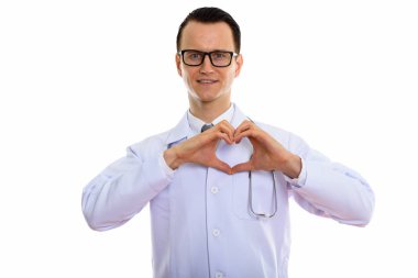 El verirken gülümseyen genç mutlu adam doktor stüdyo çekim 