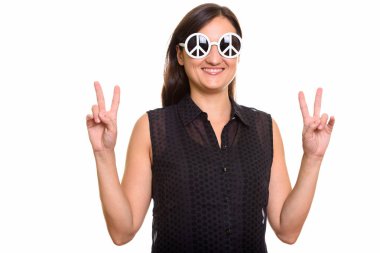 Peac güneş gözlüğü giyerken gülümseyen mutlu güzel kadın