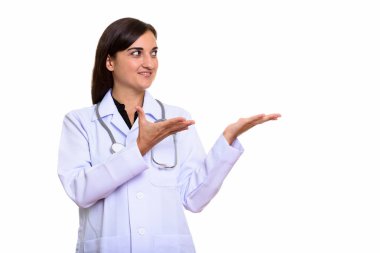 Doktor bir şey gösterilen süre gülümseyen mutlu güzel kadın