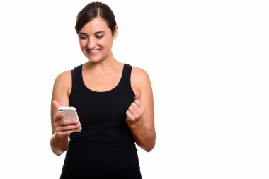 Cep telefonu görünümlü tutarak gülümseyen mutlu güzel kadın