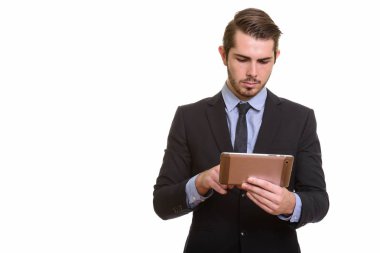 Genç yakışıklı beyaz işadamı dijital tablet kullanma