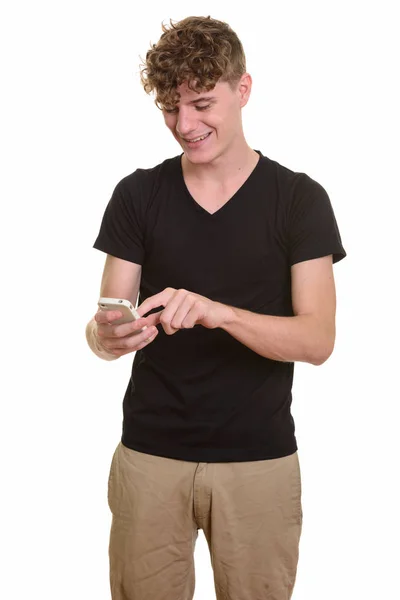 Giovane felice uomo caucasico utilizzando il telefono cellulare — Foto Stock