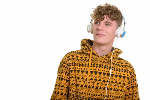 Jonge knappe man van de Kaukasische luisteren naar muziek tijdens het denken — Stockfoto