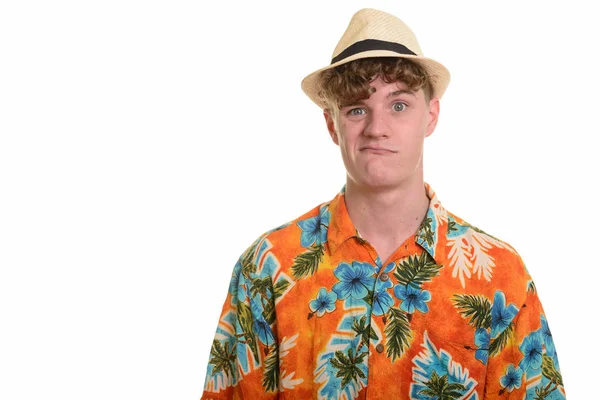 Jonge knappe man van de Kaukasische op zoek boos klaar voor vakantie — Stockfoto