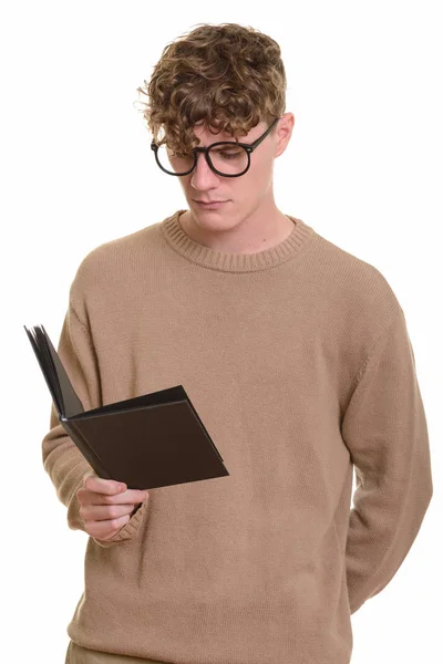 Genç yakışıklı beyaz adam kitap okuma — Stok fotoğraf