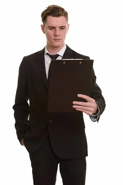 Joven guapo caucásico hombre de negocios leyendo portapapeles — Foto de Stock