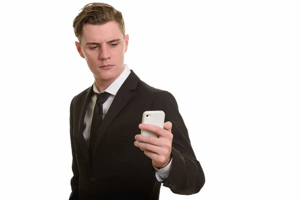 Cep telefonu tutan genç yakışıklı beyaz iş adamı — Stok fotoğraf