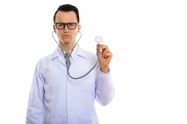 Estúdio tiro de jovem bonito homem médico usando estetoscópio — Fotografia de Stock