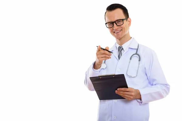 Estúdio tiro de jovem médico homem feliz sorrindo enquanto segurando clipe — Fotografia de Stock