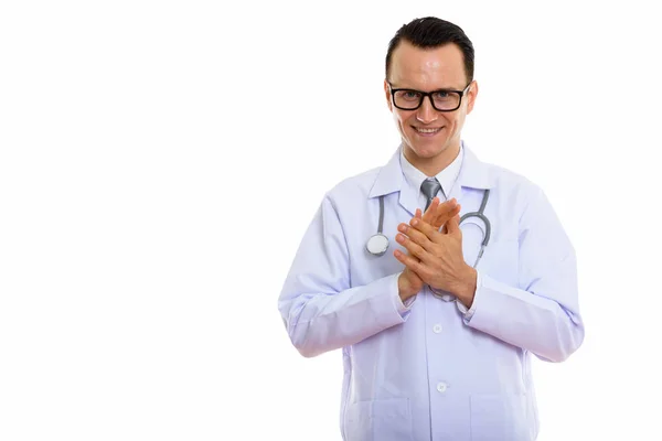 Estúdio tiro de jovem médico homem feliz sorrindo enquanto esfregando a mão — Fotografia de Stock