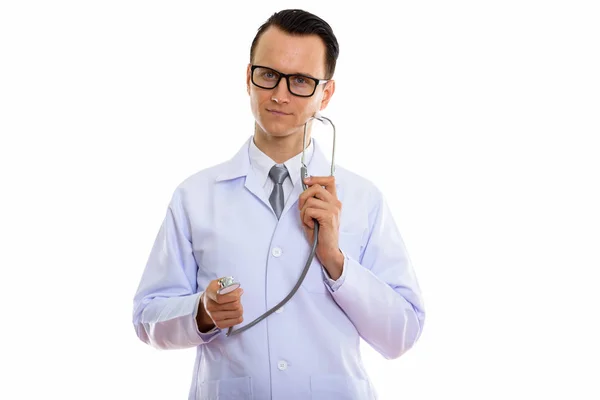 Estúdio tiro de jovem bonito homem médico segurando estetoscópio — Fotografia de Stock