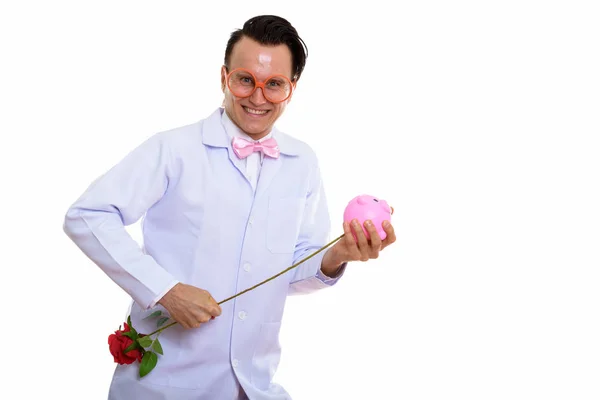 Studio colpo di felice pazzo uomo medico sorridente mentre accoltellamento rosso — Foto Stock