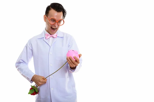 Studio colpo di felice pazzo uomo medico sorridente mentre accoltellamento rosso — Foto Stock