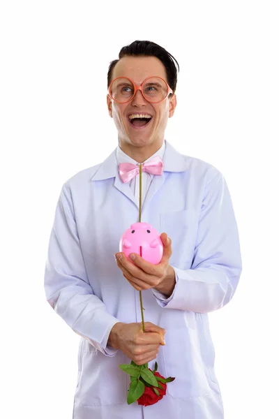 Studio shot of happy crazy man docteur souriant tout en pensant et — Photo