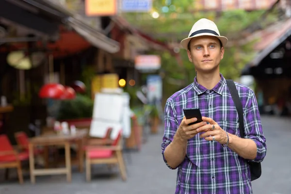 Άνθρωπος νεαρό όμορφος τουριστική χρήση κινητού τηλεφώνου στους δρόμους της — Φωτογραφία Αρχείου