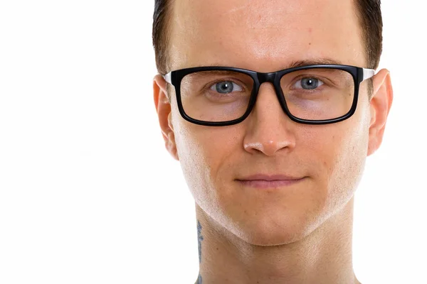 Nahaufnahme eines jungen gutaussehenden Mannes mit Brille — Stockfoto