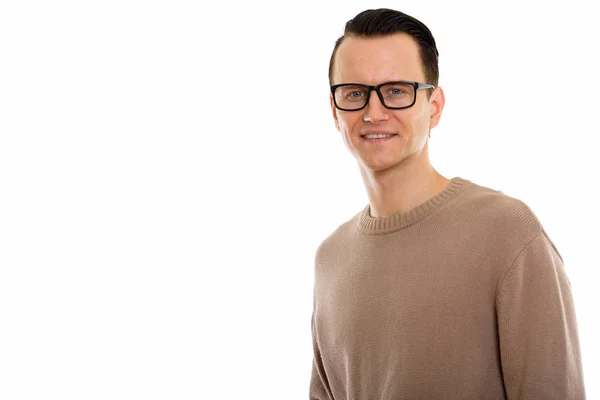 Studio shot de jeune homme heureux souriant tout en portant des lunettes — Photo