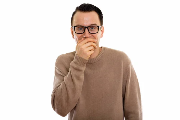 Studio colpo di giovane uomo felice sorridente e ridacchiante mentre coveri — Foto Stock