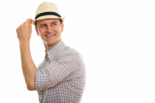 Pensé jeune homme heureux souriant tout en regardant en arrière et se tient — Photo