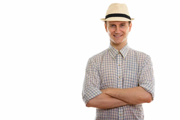 Studio shot de jeune homme heureux souriant avec les bras croisés — Photo