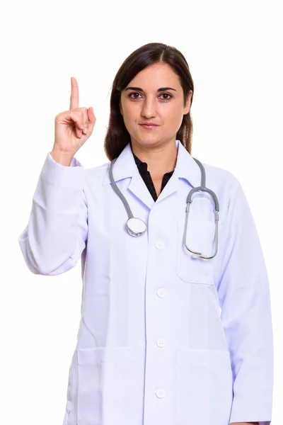 Студийный снимок красивой женщины-врача, показывающей пальцем вверх — стоковое фото