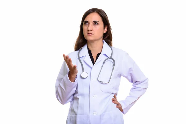 Студийный снимок сердитая женщина врач думает, глядя вверх — стоковое фото